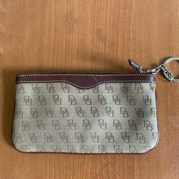 Dooney & Bourke Brown Khaki Signature Canvas Wallet Zip Up Brown Key Chain - Picture 2 of 6